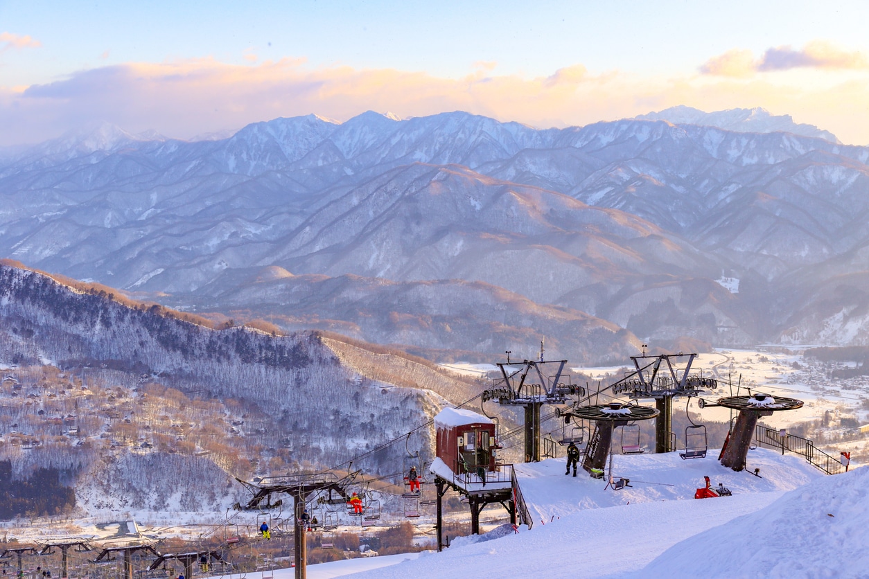 Vue sur les montagnes et leur lumière d'hiver depuis le sommet du télésiège