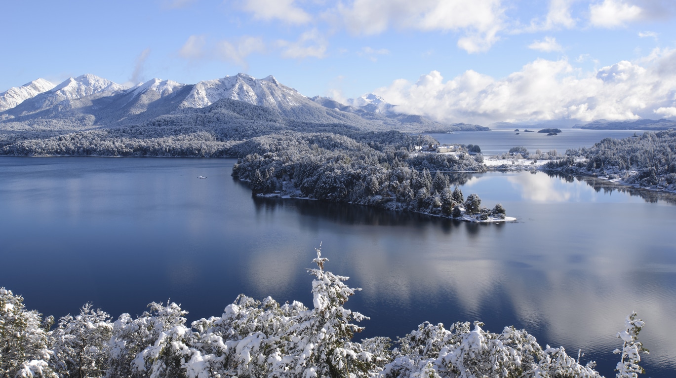 Vue panoramique sur le lac noir et les montagnes enneigées