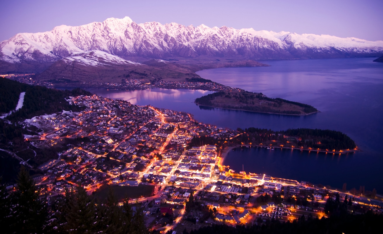 Vue panoramique sur Queenstown et ses montagnes au coucher du soleil