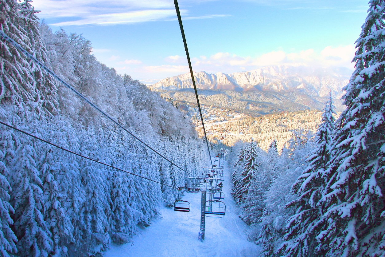 Vue sur la station de ski enneigée de Whistler depuis les télésièges 
