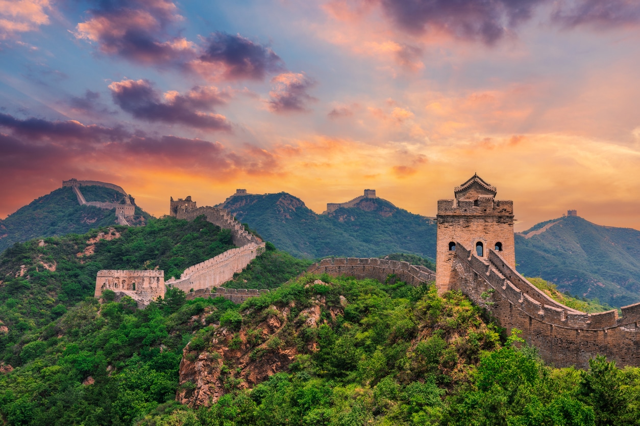 Vue aérienne de la Grande Muraille de Chine au coucher du soleil