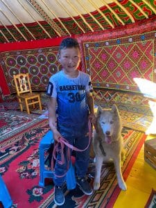 Jeune garçon qui tient un chien loup en laisse