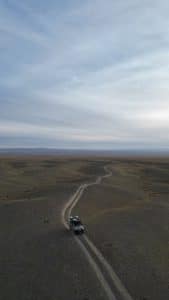4x4 seul sur un chemi, au milieu du désert