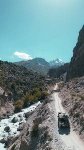 4x4 traversant la Pamir Highway au bord du ravin