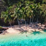 Vue panoramique sur une plage tropicale et son bungalow