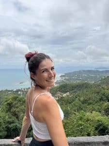 Jeune femme qui surplombe une plage paradisiaque en Thaïlande