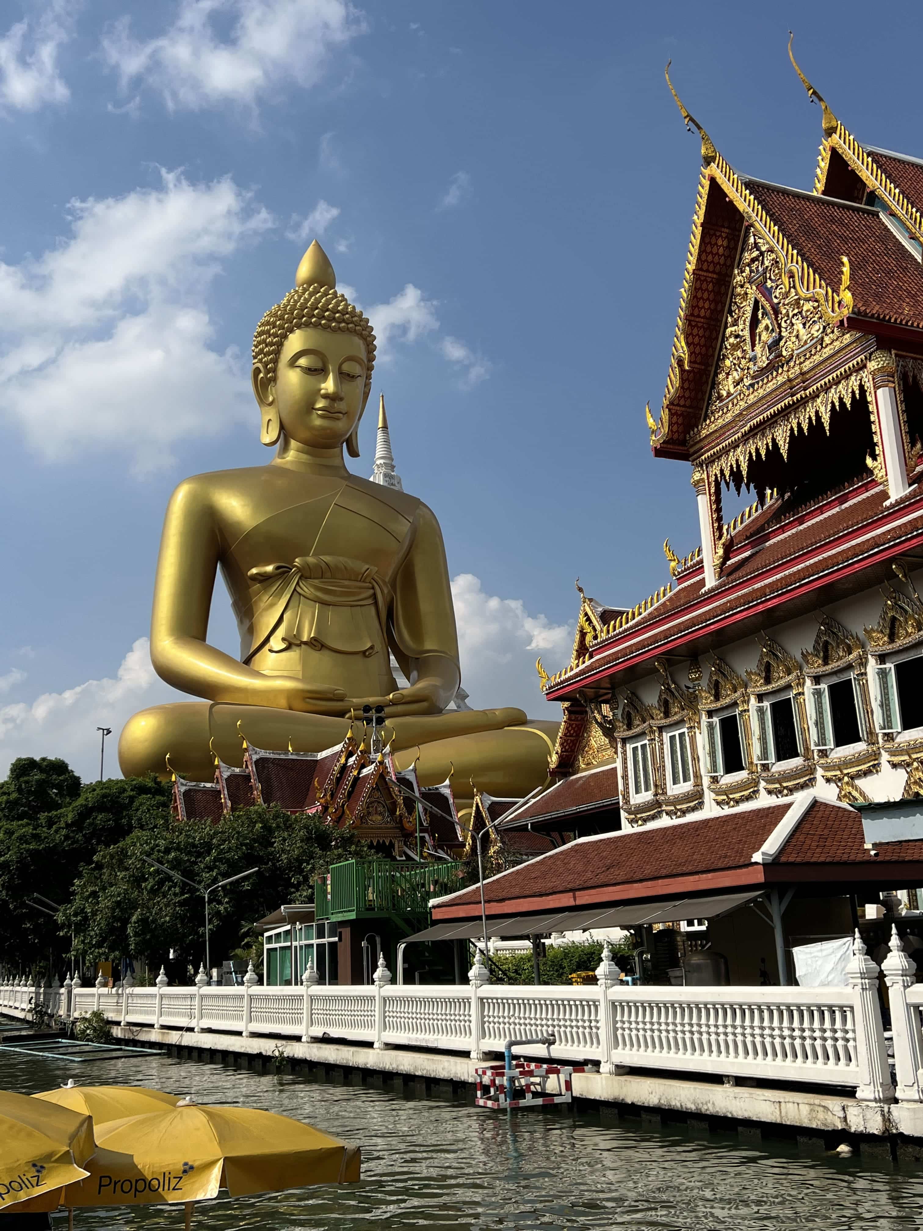Statue de Bouddha en or devant le temple thaïlandais